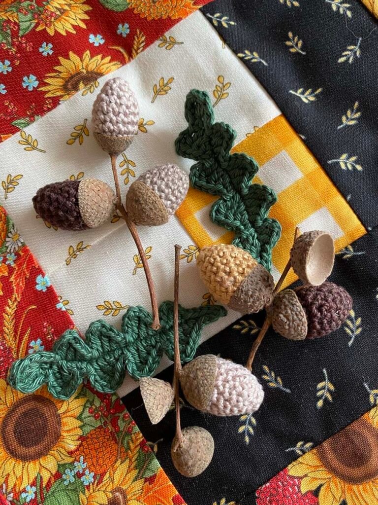 Hebstdeko gehäkelt auf Patchworkdecke