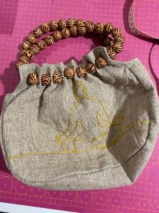 selbst designte Handtasche mit Stickerei